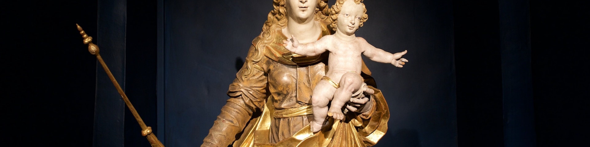 Museo Nacional de Liechtenstein que incluye vista interna y una estatua o escultura