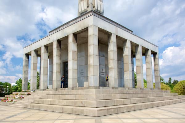 Slavin-muistomerkki joka esittää monumentti