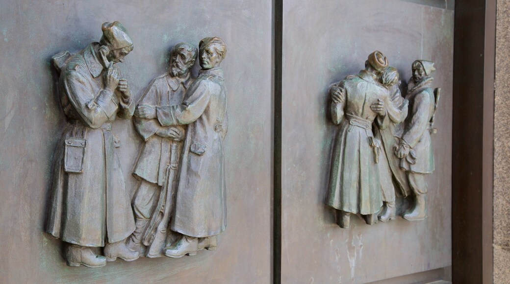 Slavin-monumentet som viser monument og statue eller skulptur