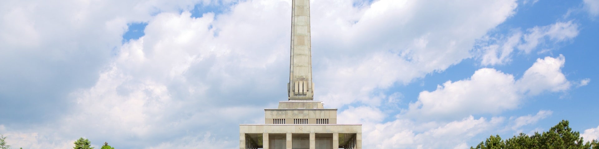 Monumento de Slavin caracterizando um jardim e um monumento
