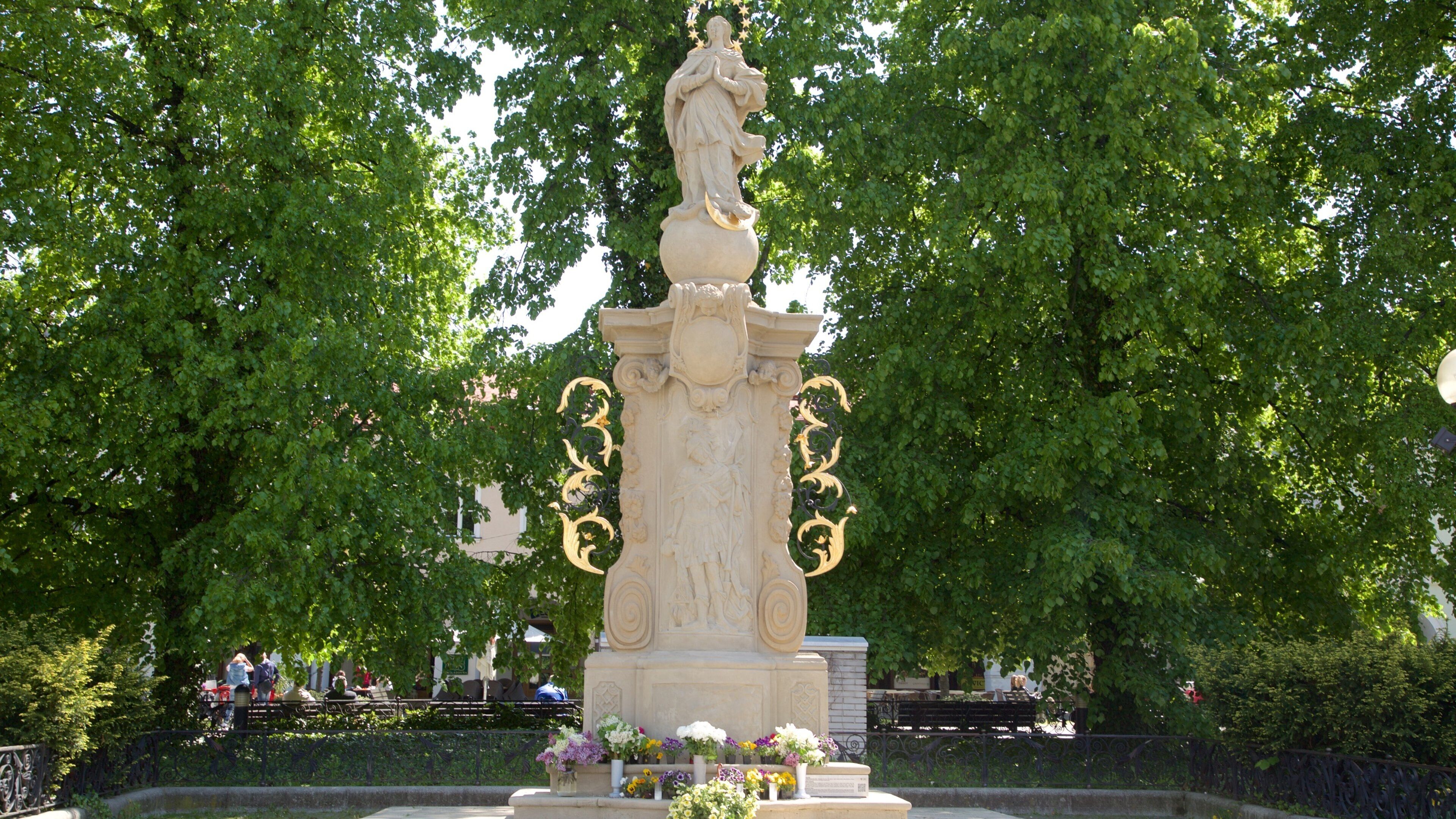 Marianske Namestie showing a statue or sculpture and a park