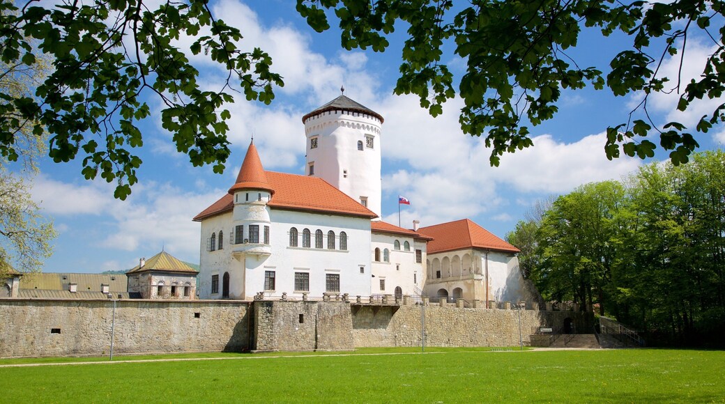 Budatin Castle toont historisch erfgoed en een park