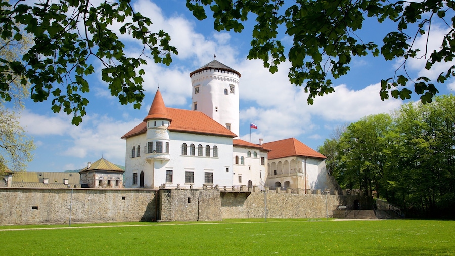 Budatin Castle showing heritage elements and a park