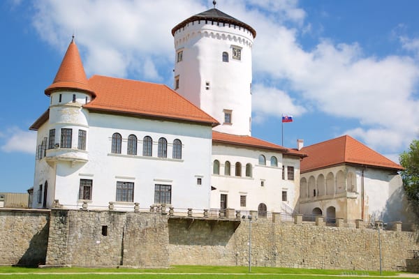 Budatin Castle featuring heritage architecture, a castle and a park