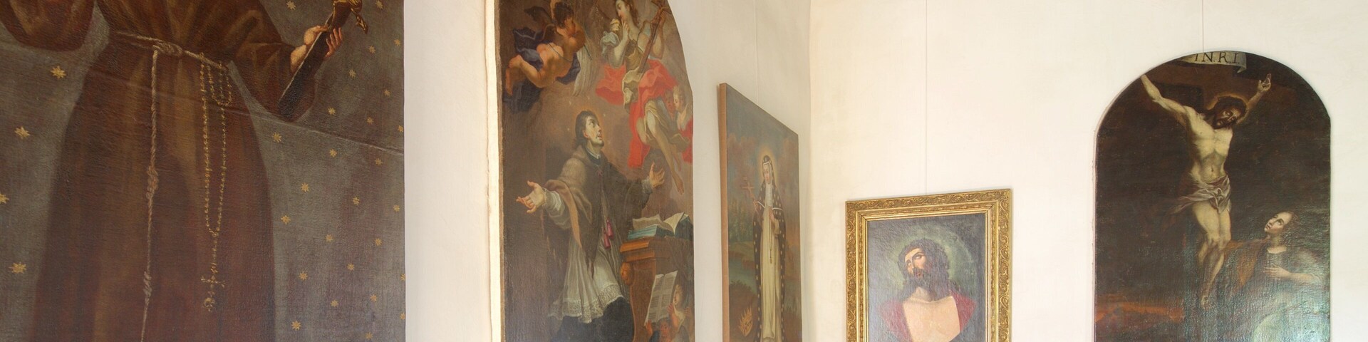 Castelo de Budatin caracterizando um castelo, vistas internas e arte