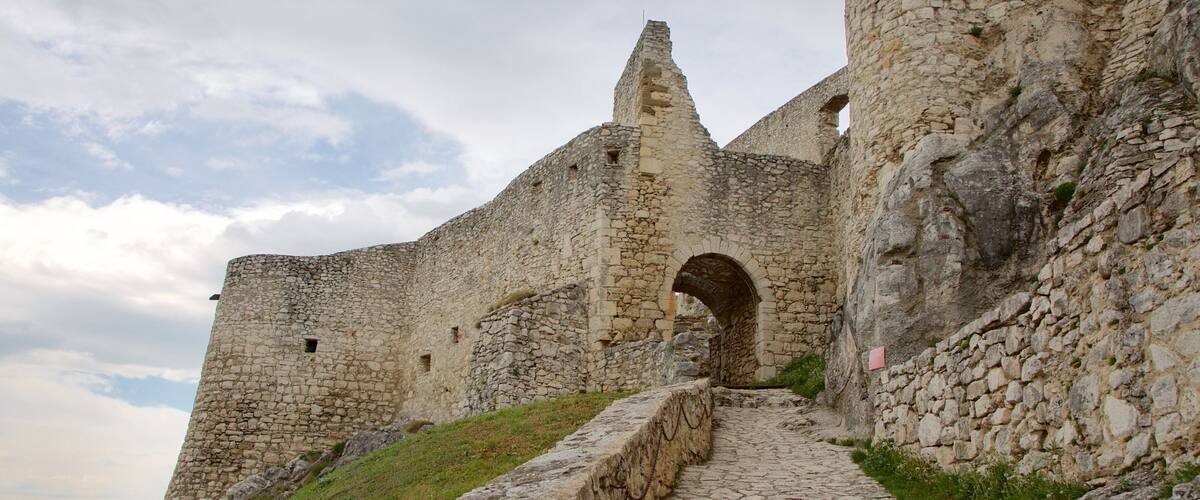Castillo de Spissky ofreciendo ruinas de edificios, un castillo y elementos del patrimonio