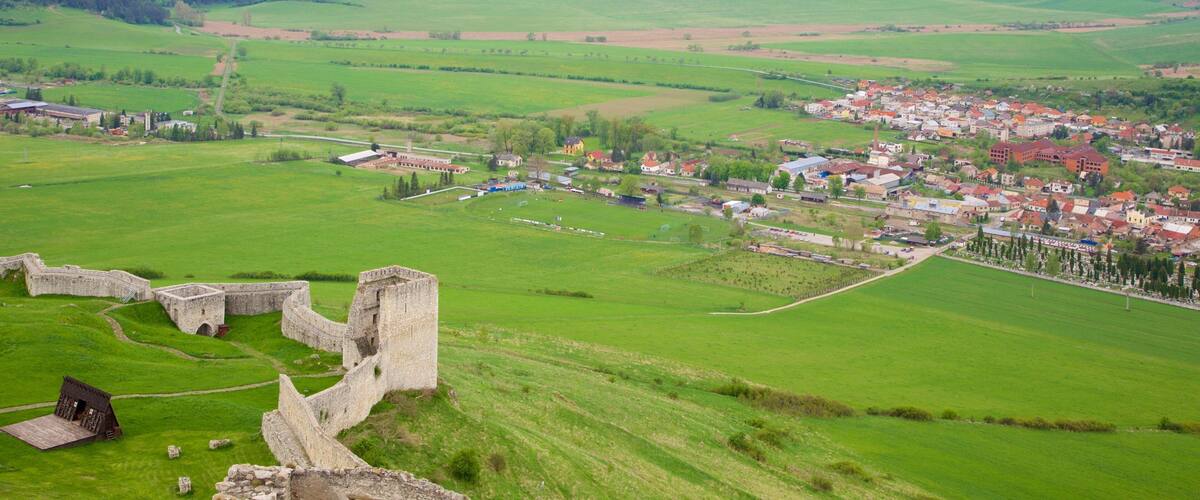 Spissky Castle featuring heritage elements, building ruins and farmland