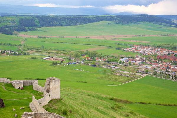 ChĂąteau de Spissky montrant patrimoine historique, bĂątiments en ruines et chĂąteau ou palais