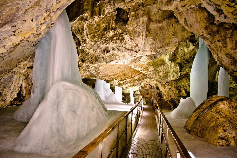 Una grotta con formazioni di ghiaccio e un percorso.