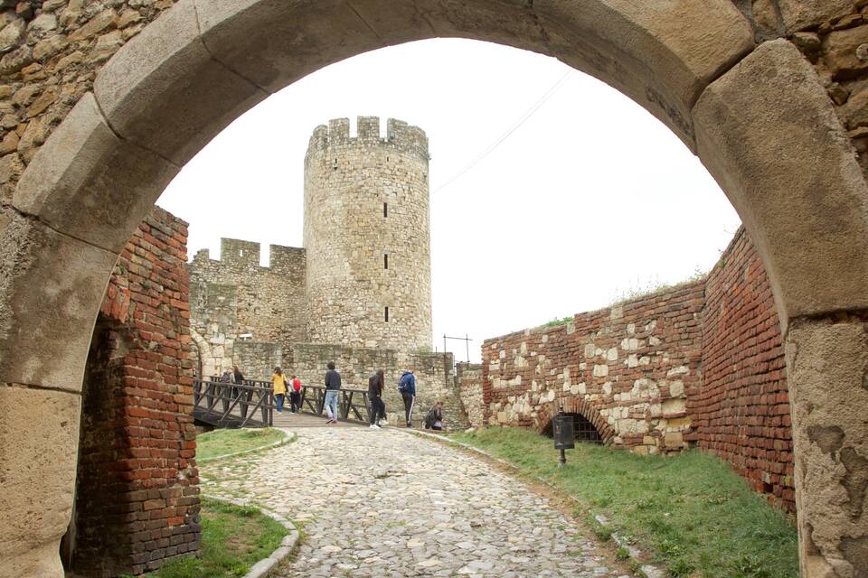 Un arco che conduce a un'antica torre in pietra.