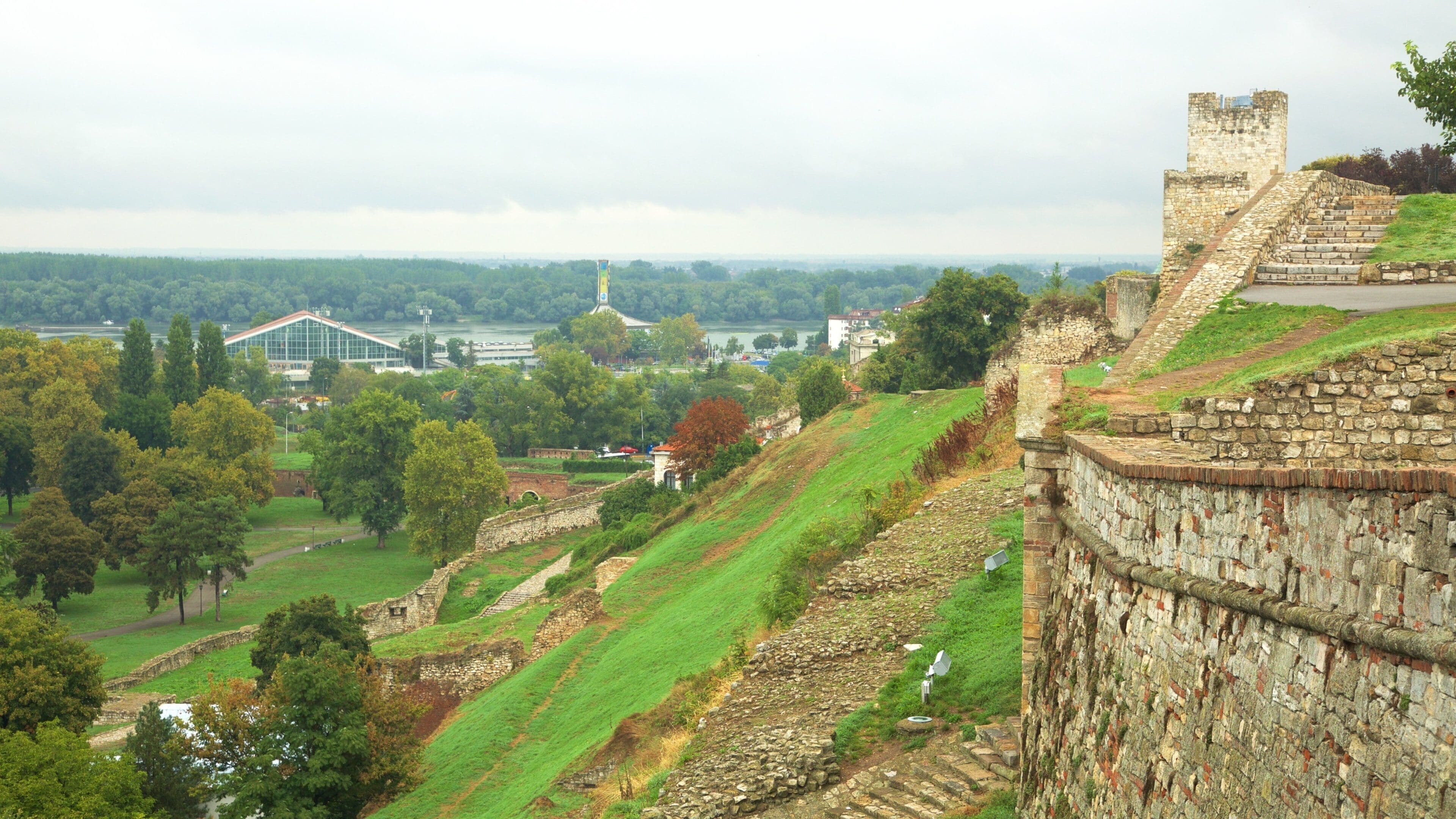 Kalemegdan Citadel caracterizando paisagem, elementos de patrimônio e um jardim