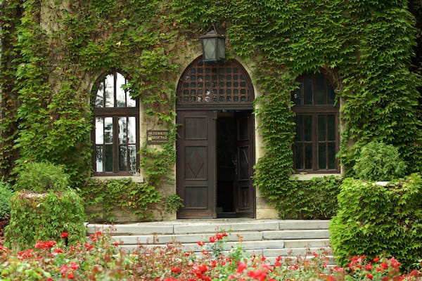 Belgrade Zoo which includes flowers and a house