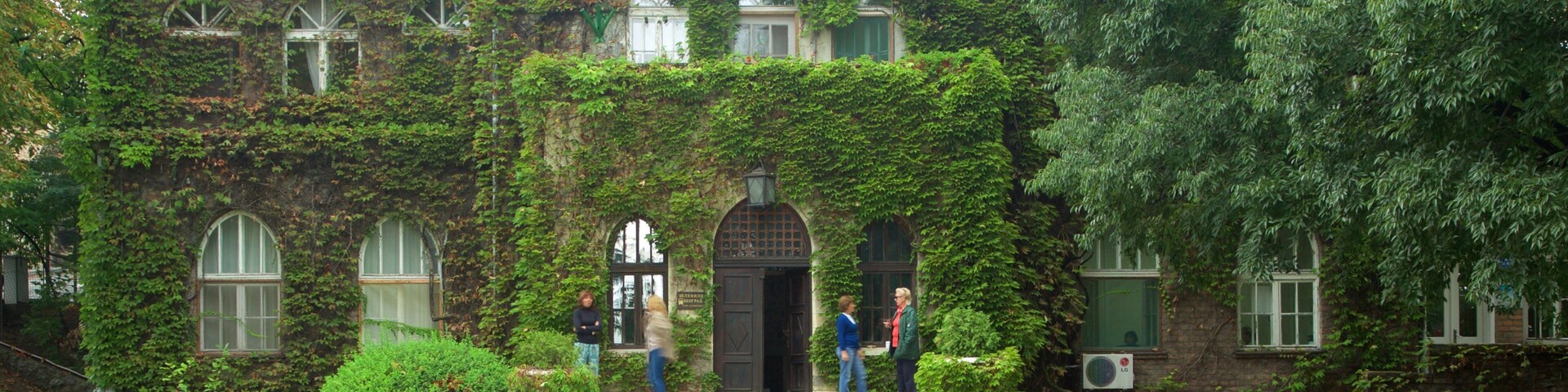 Belgrade Zoo showing zoo animals and a garden
