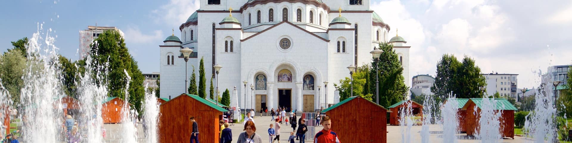 Catedral de San Sava que incluye una iglesia o catedral, una fuente y arquitectura patrimonial