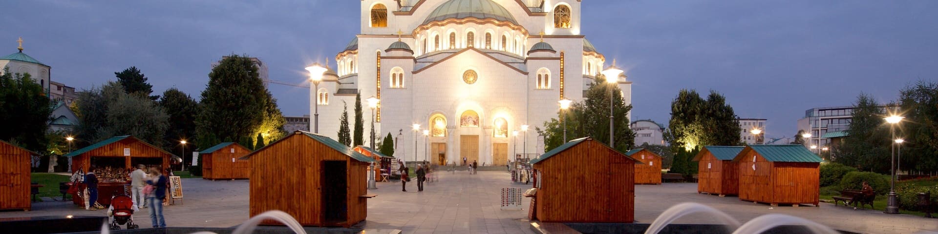 Catedral de San Sava ofreciendo una ciudad, una iglesia o catedral y escenas nocturnas