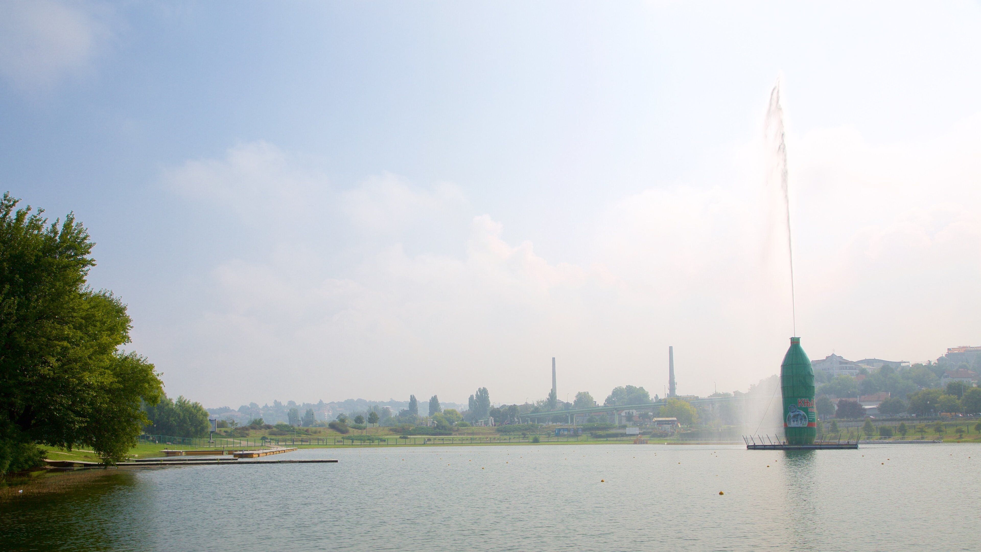 Ada Ciganlija das einen allgemeine Küstenansicht, Stadt und Springbrunnen