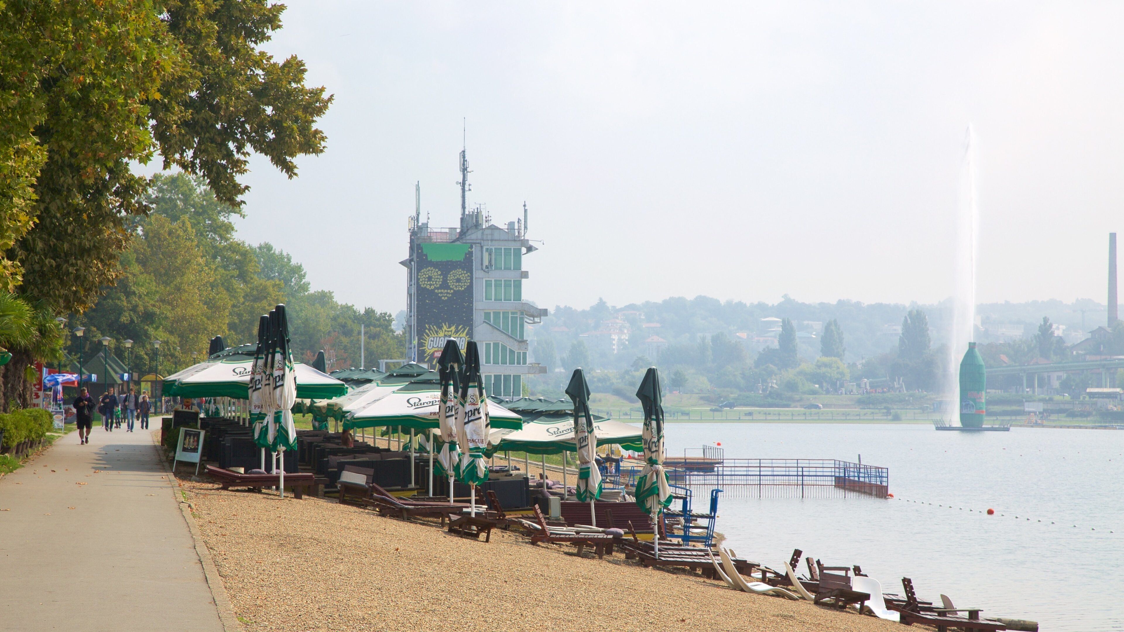 Ada Ciganlija mostrando paisagens litorâneas, uma cidade litorânea e uma praia