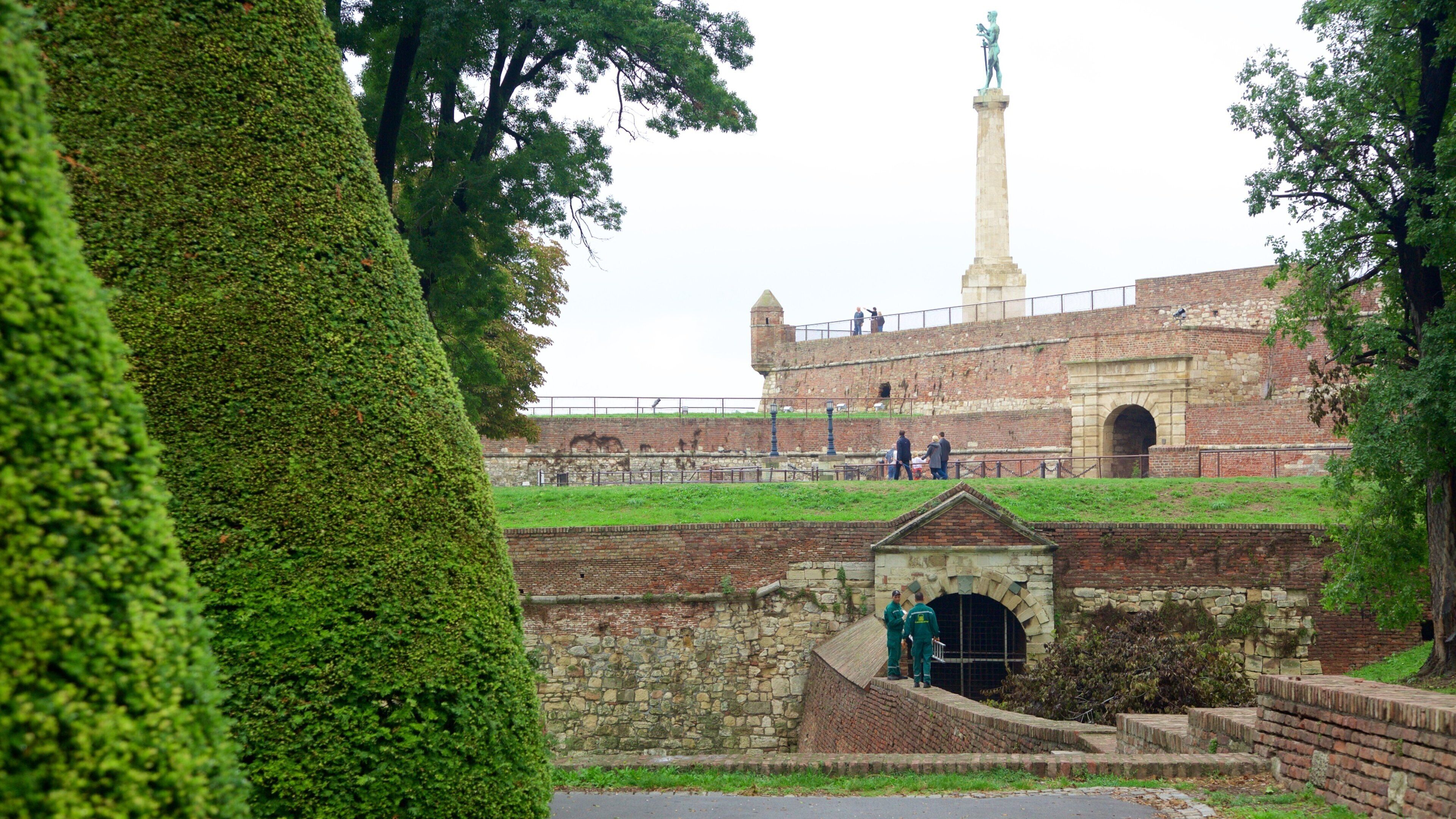 Pobednik ofreciendo un jardín y un monumento
