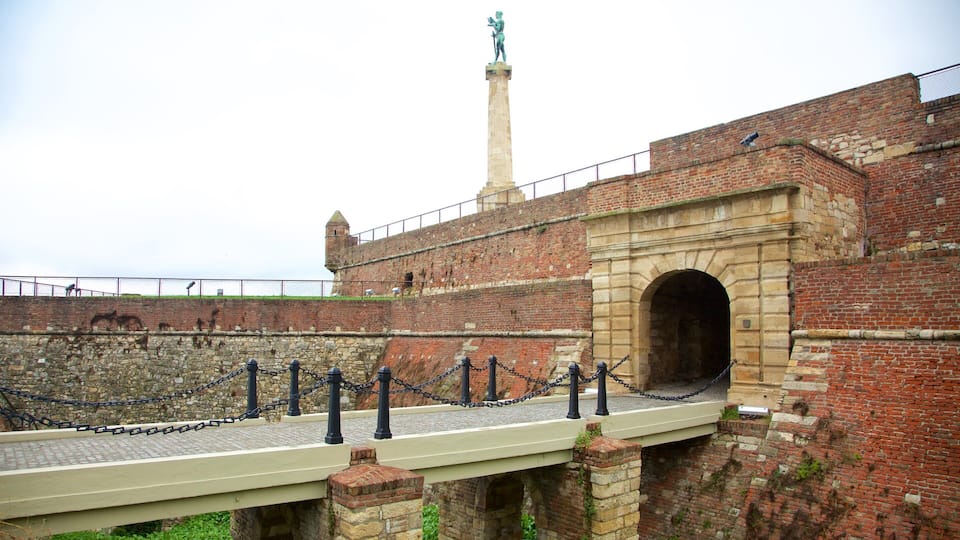 Pobednik featuring heritage architecture and a bridge