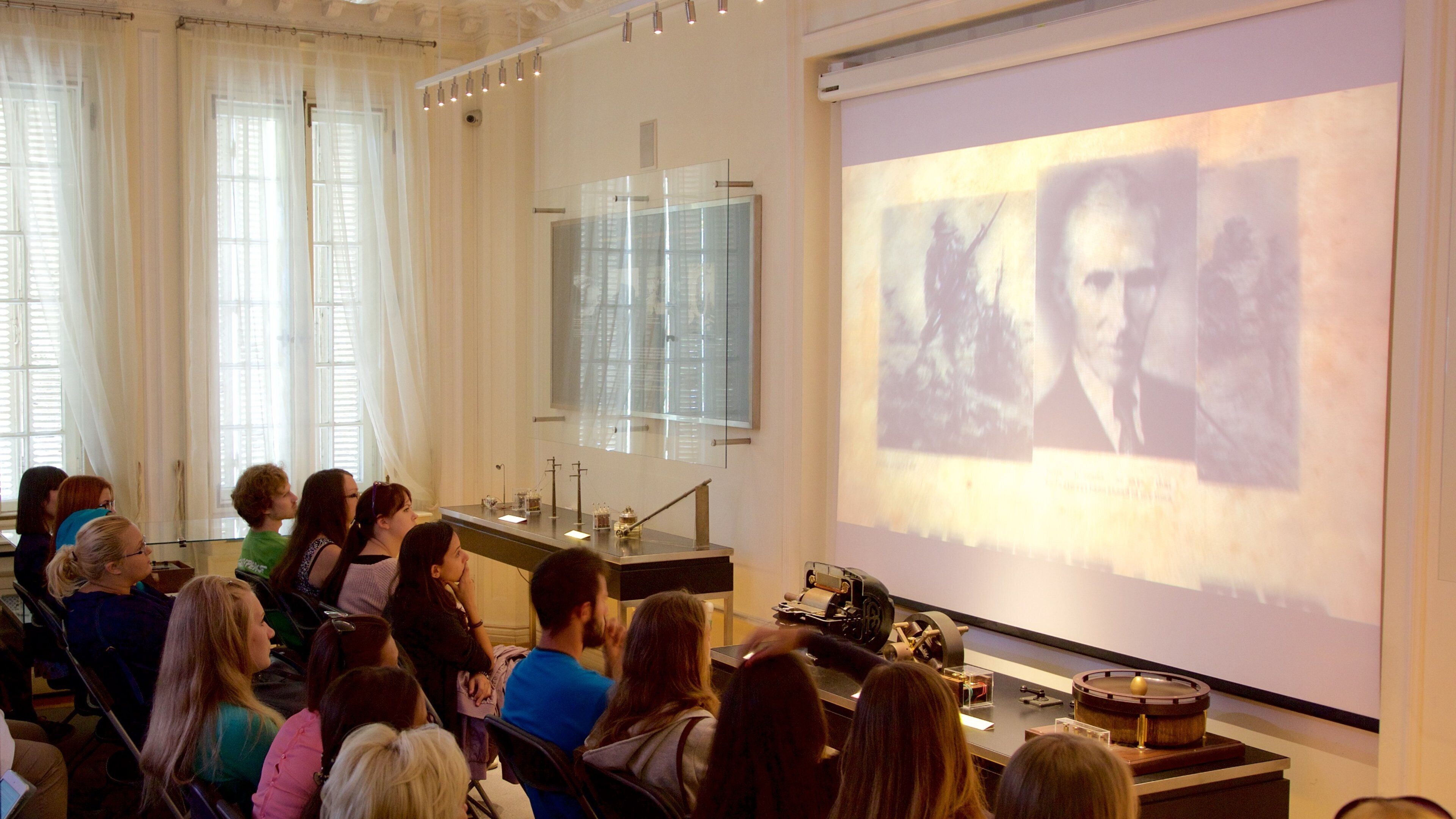 Museo Nikola Tesla que incluye vistas interiores y también un pequeño grupo de personas