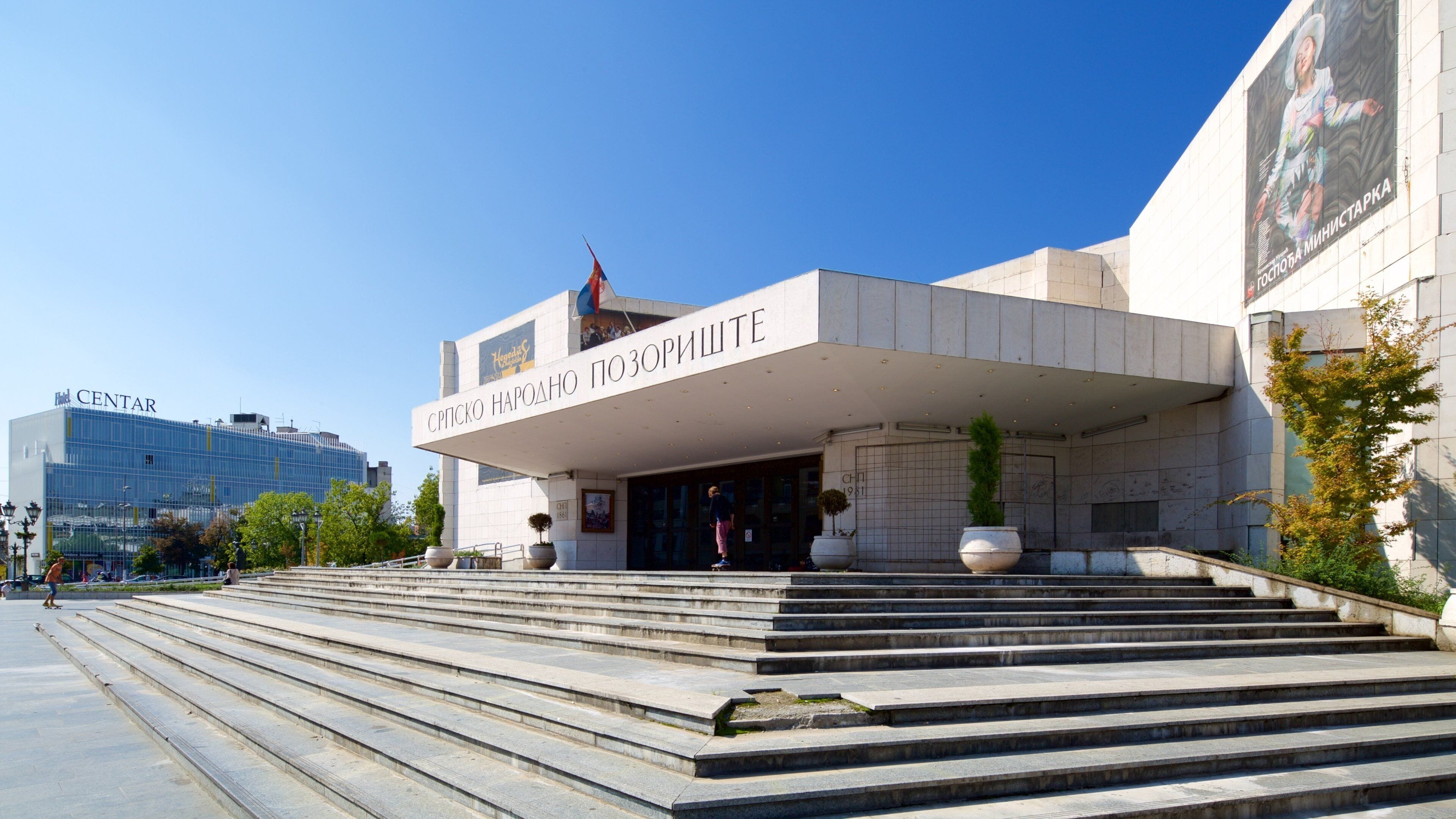 National Theatre of Serbia qui includes ville, square ou place et scènes de théâtre