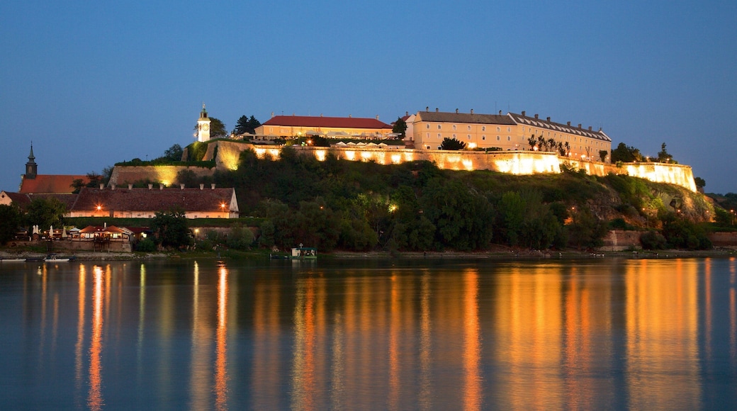 Petrovaradin Fortress inclusief een rivier of beek en nachtleven