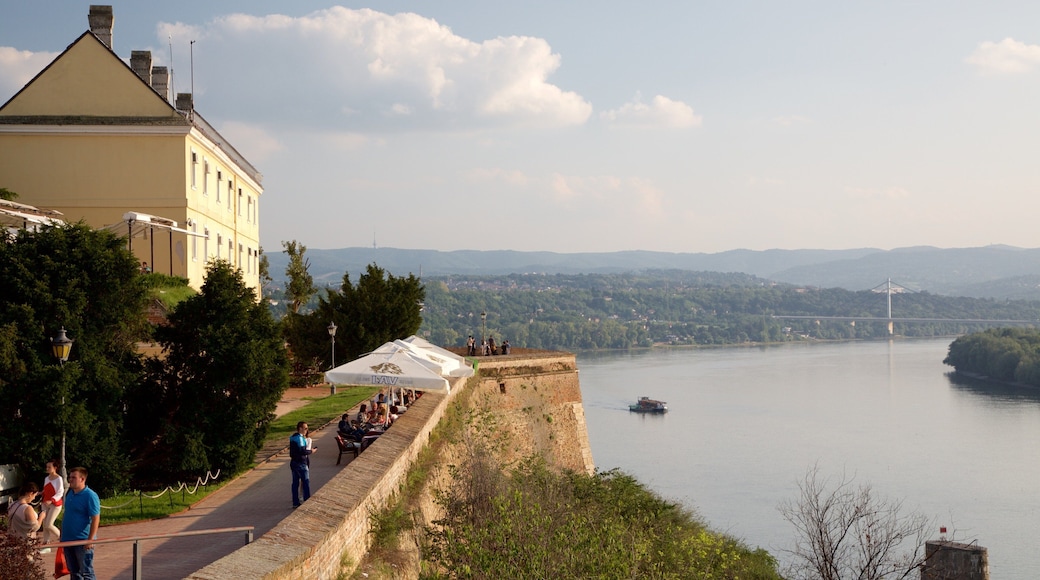 Fortaleza de Petrovaradin ofreciendo una ciudad y un río o arroyo y también un grupo pequeño de personas