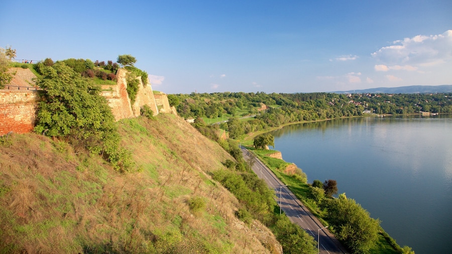 Fortaleza de Petrovaradin que incluye castillo o palacio y un río o arroyo