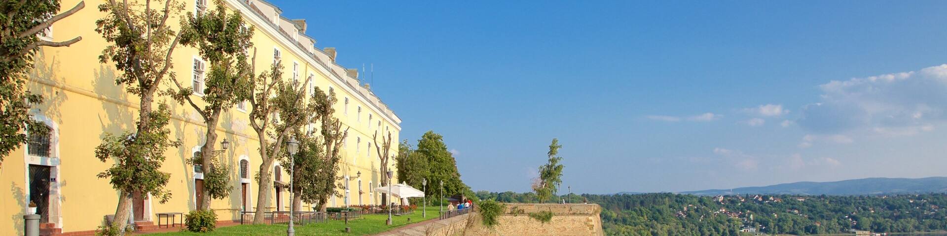 Fortaleza de Petrovaradin mostrando um rio ou córrego e arquitetura de patrimônio