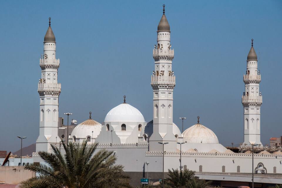 Une mosquée dotée de quatre minarets et d’un grand dôme central.