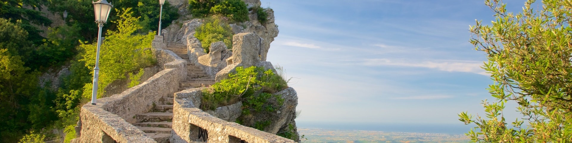 Torre Cesta caracterizando elementos de patrimônio e um pequeno castelo ou palácio