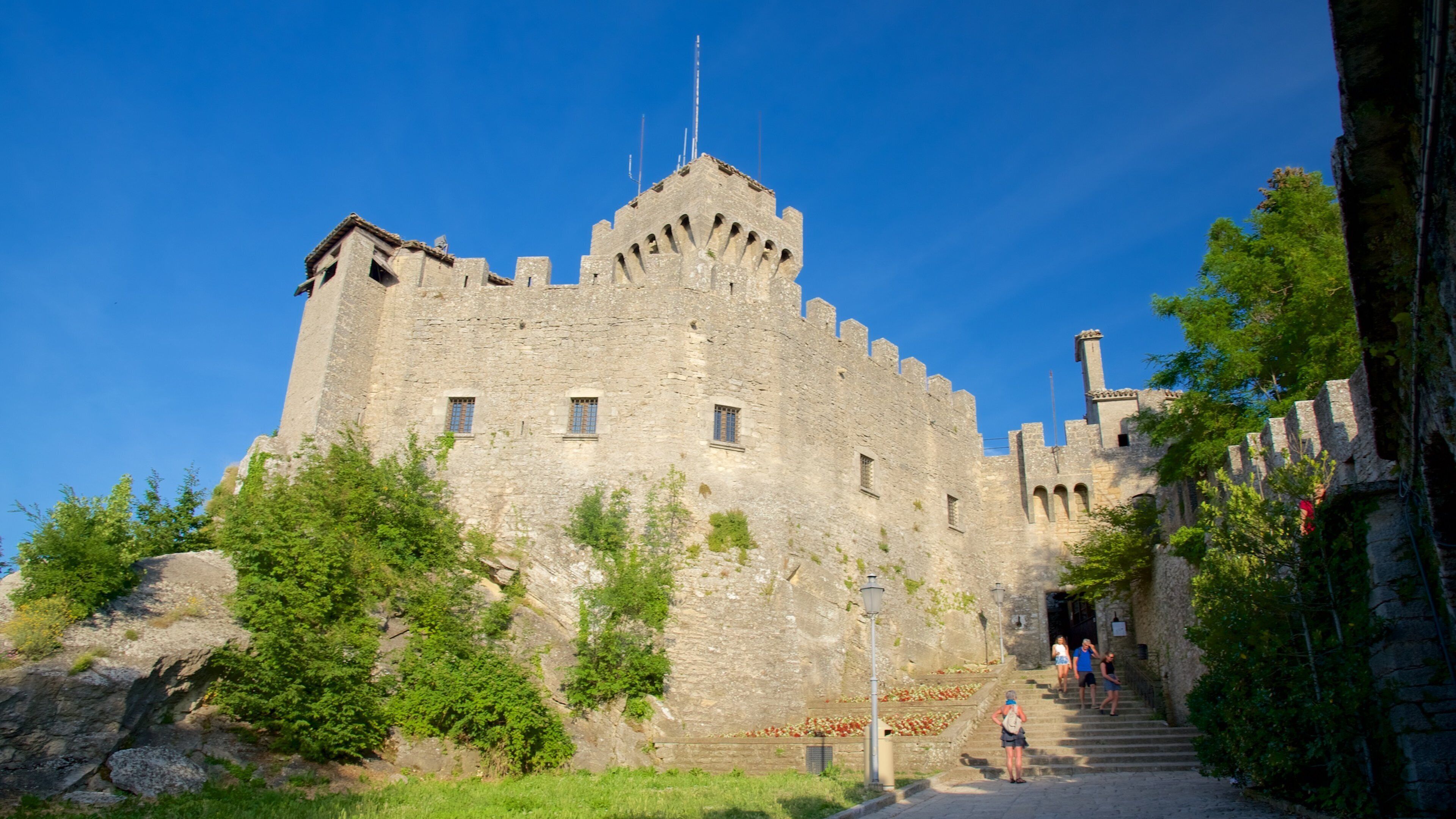 Torre Cesta ofreciendo elementos patrimoniales y palacio