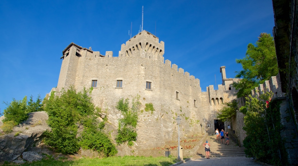 체스타 탑 을 특징 문화유산 요소 과 궁전 또는 고성