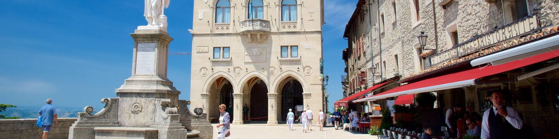 Plaza de la Libertad mostrando patrimonio de arquitectura, un parque o plaza y una ciudad