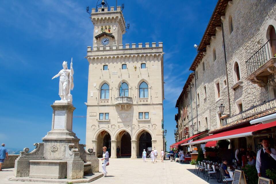 Une place historique, remarquable pour sa tour de l’horloge, sa statue et un café doté d’une terrasse.