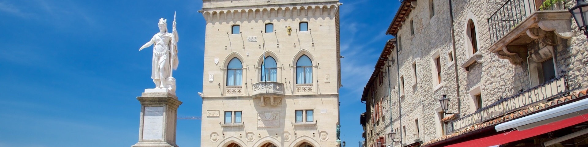 Praça da Liberdade caracterizando arquitetura de patrimônio, um monumento e uma estátua ou escultura
