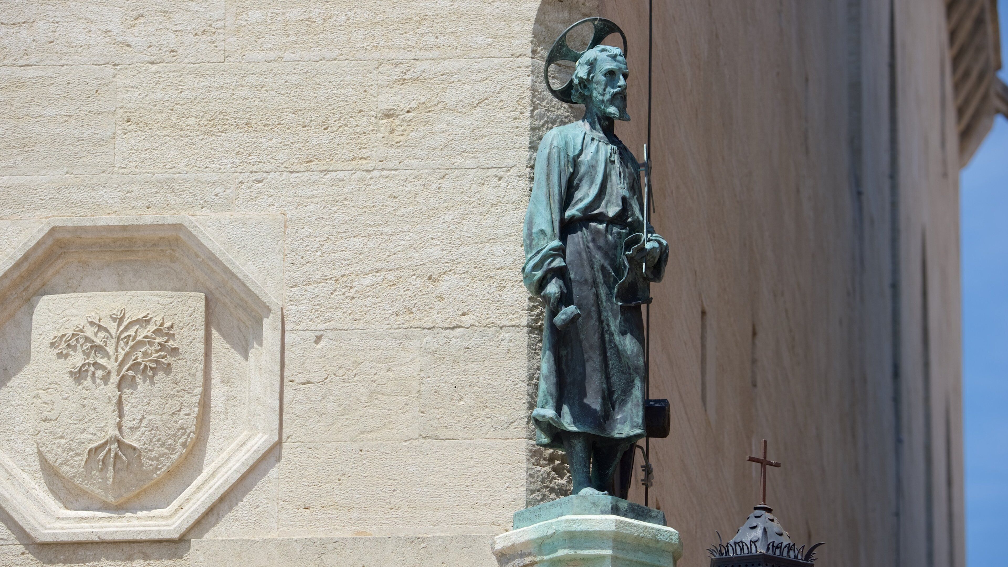 Freiheitsplatz welches beinhaltet Kirche oder Kathedrale, Statue oder Skulptur und religiöse Elemente