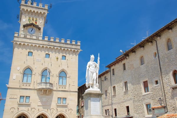 Liberty Square showing a monument, a statue or sculpture and an administrative building