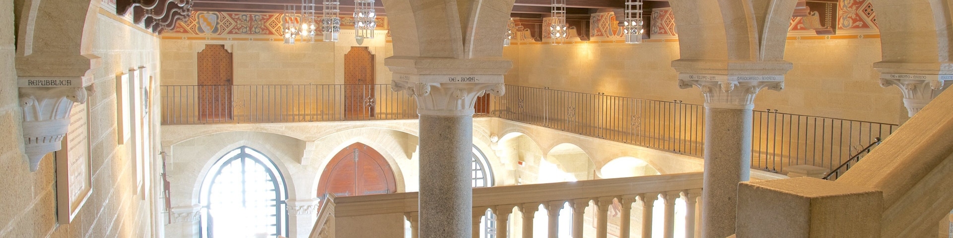 Palazzo Pubblico mostrando arquitetura de patrimônio, vistas internas e um edifício administrativo