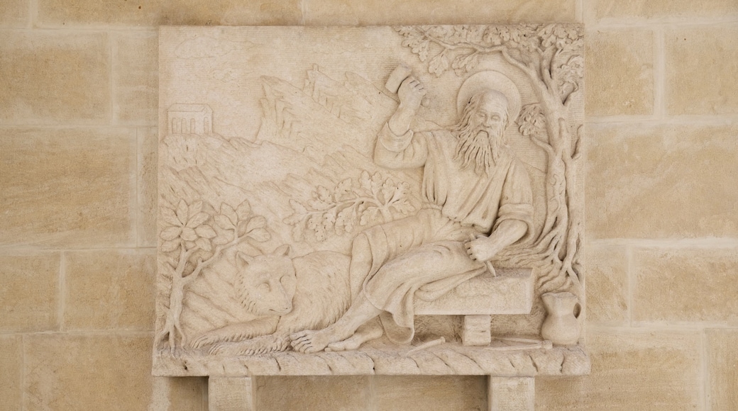 Piazza del Titano fasiliteter samt utendørs kunst og kulturarv