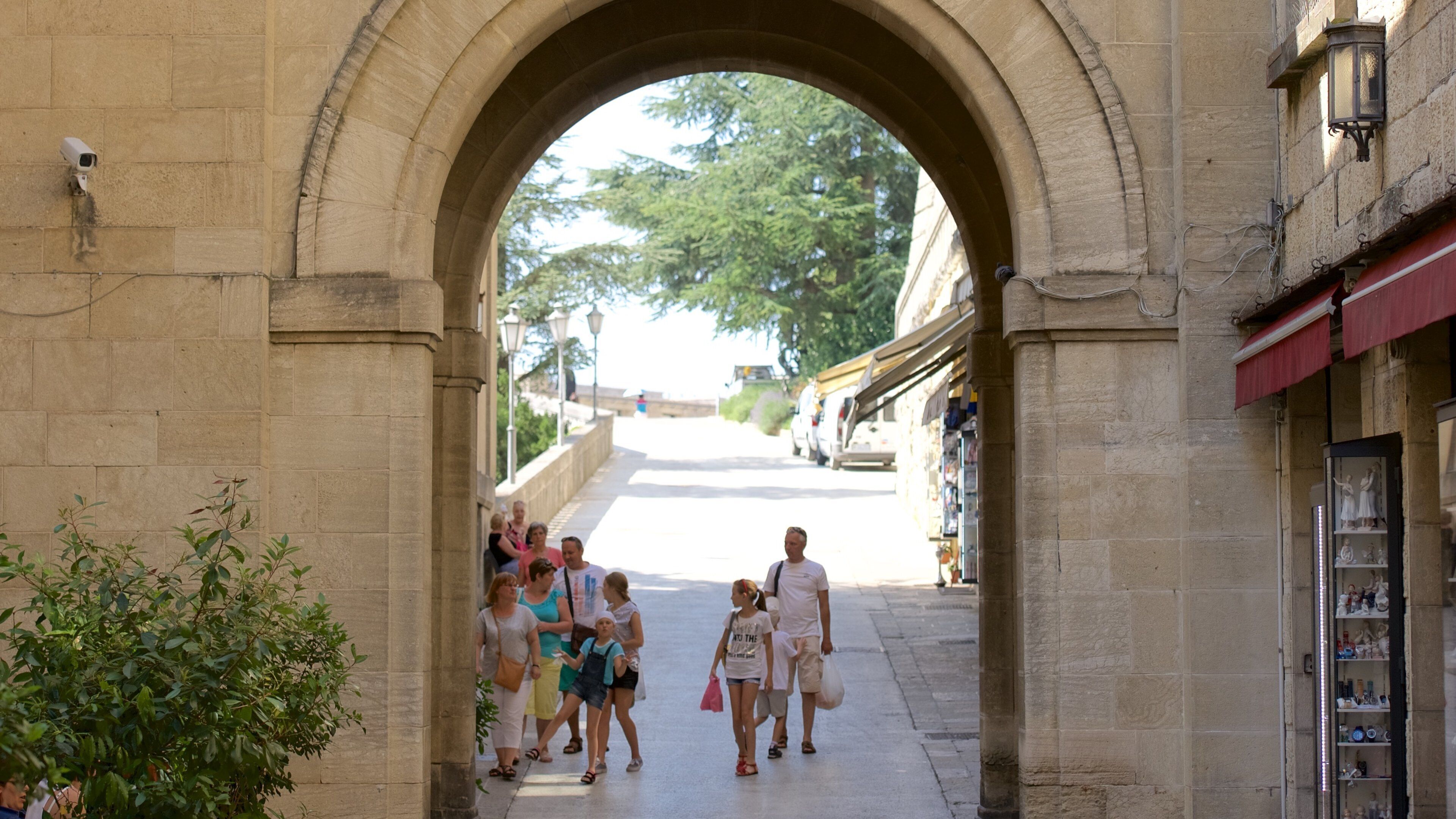Piazza del Titano mettant en vedette patrimoine historique aussi bien que petit groupe de personnes