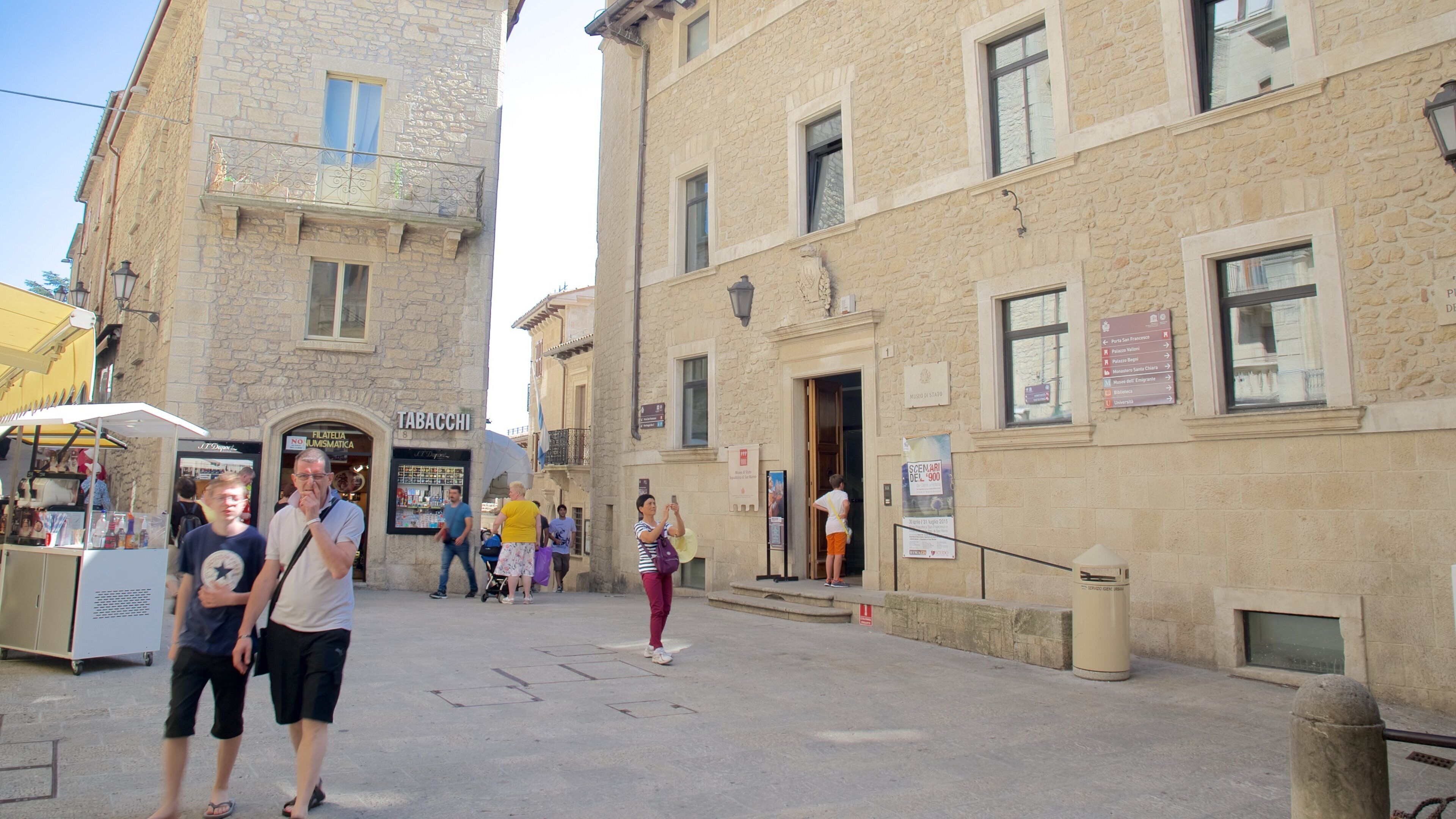 Piazza Garibaldi montrant patrimoine historique, square ou place et petite ville ou village