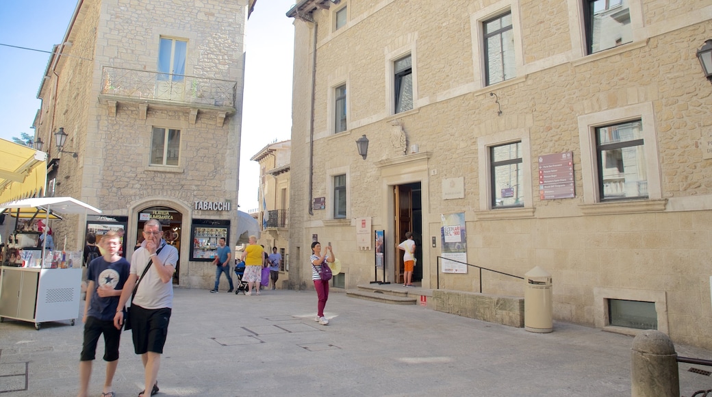 Piazza Garibaldi montrant patrimoine historique, square ou place et petite ville ou village