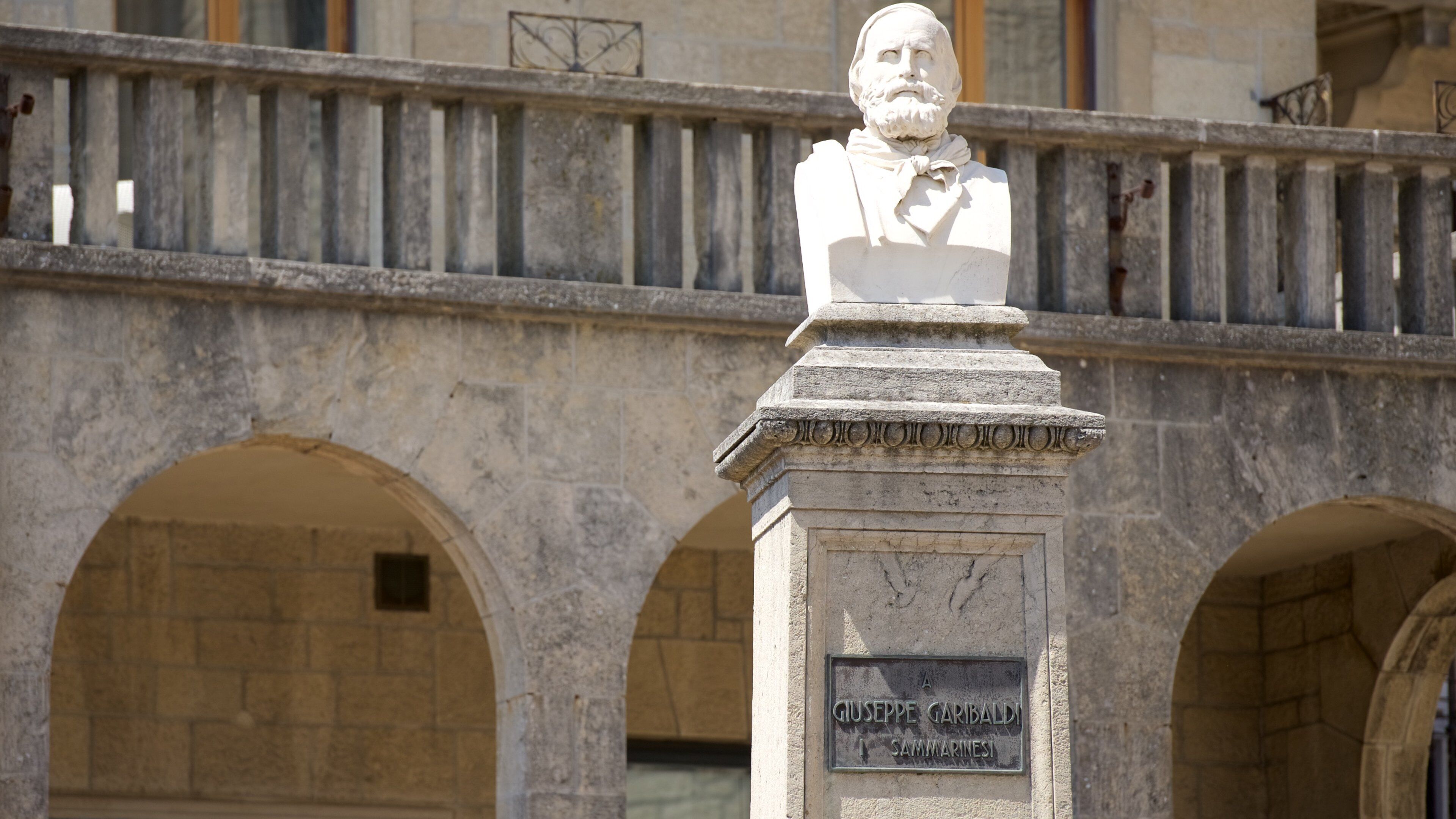 Piazza Garibaldi che include oggetti d\'epoca e monumento commemorativo