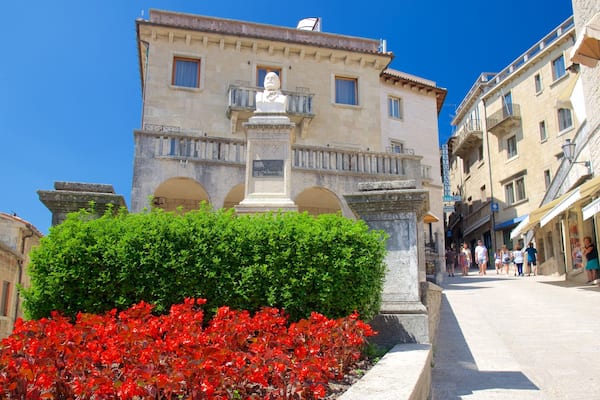 Piazza Garibaldi featuring flowers, heritage elements and a monument