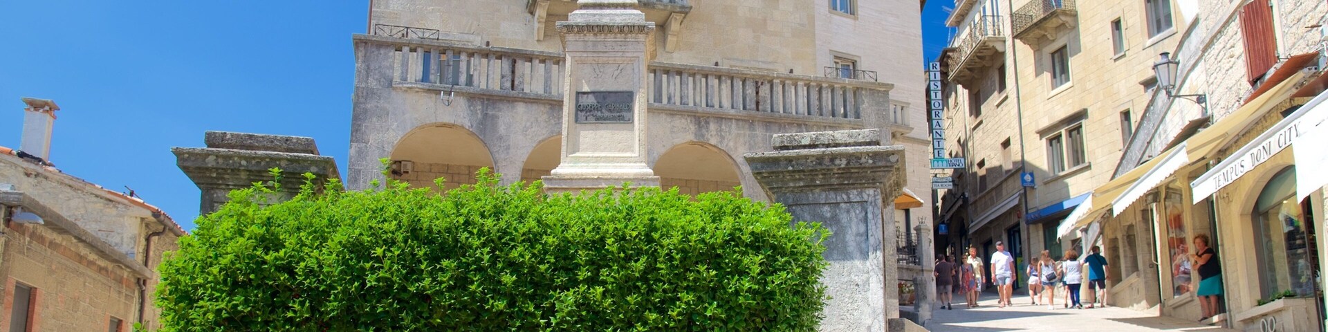 Piazza Garibaldi featuring flowers, heritage elements and a monument