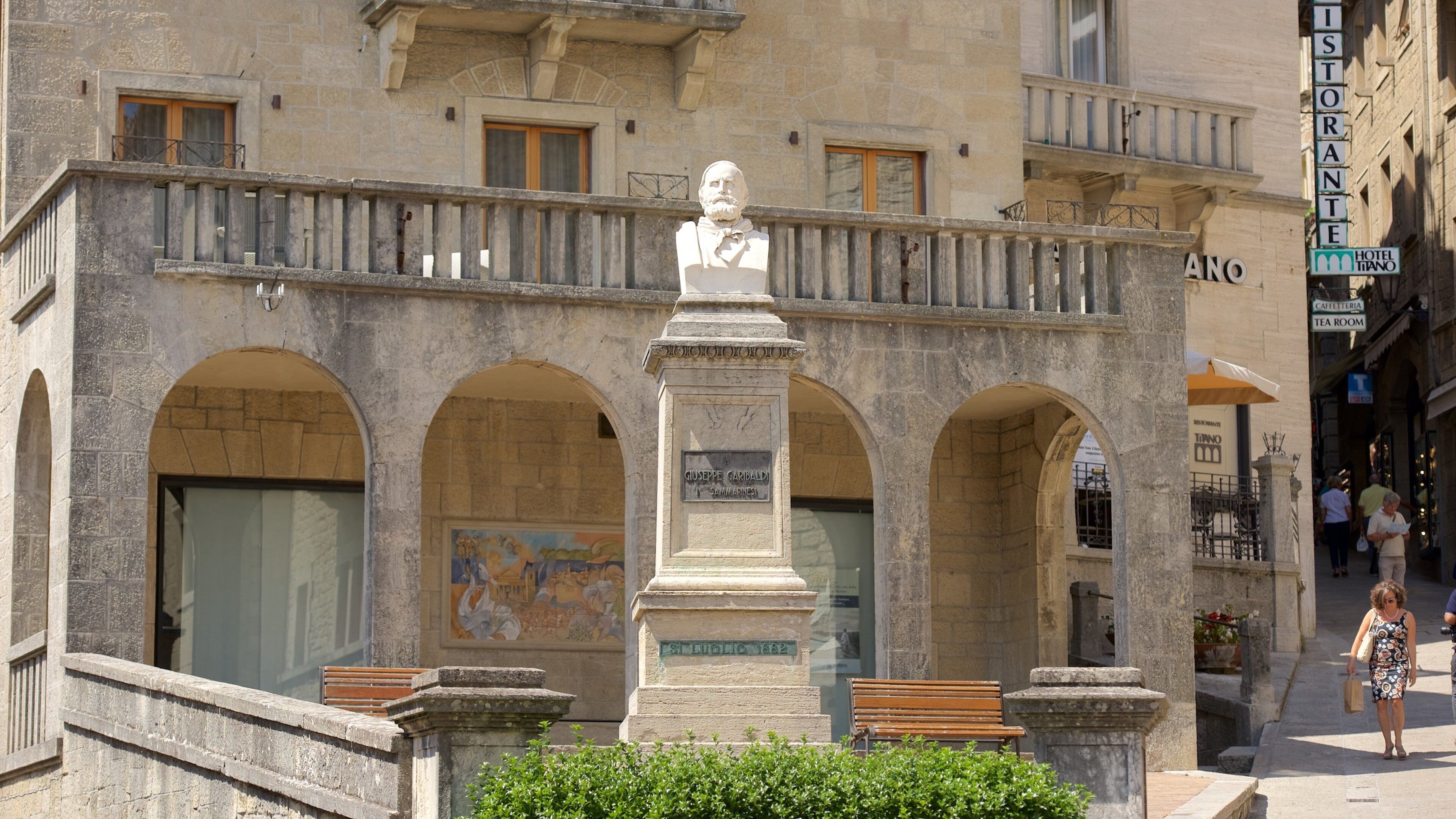 Piazza Garibaldi featuring a memorial and heritage elements