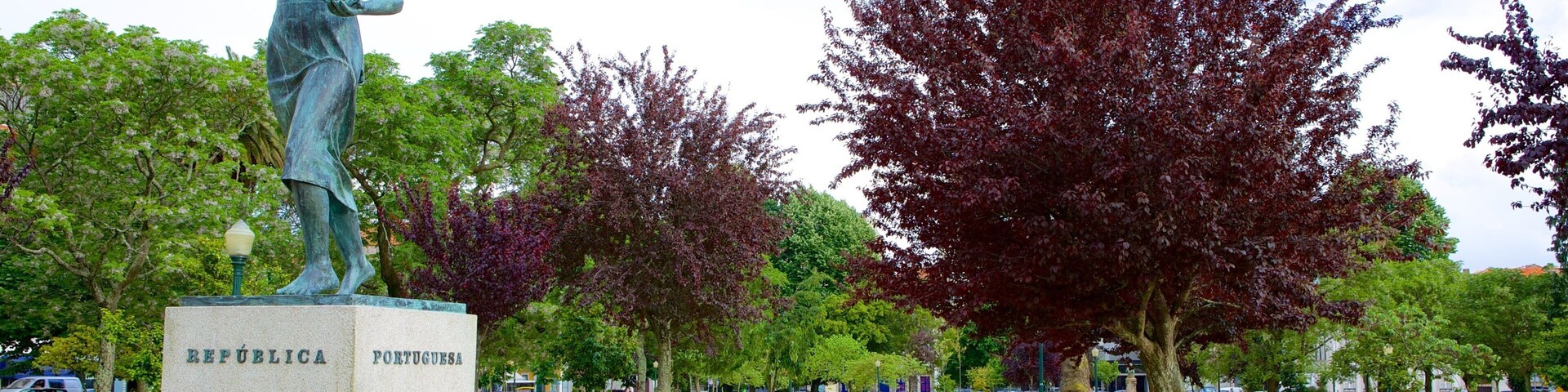 Praça da Republica johon kuuluu puisto, ulkotaide ja patsas tai veistos