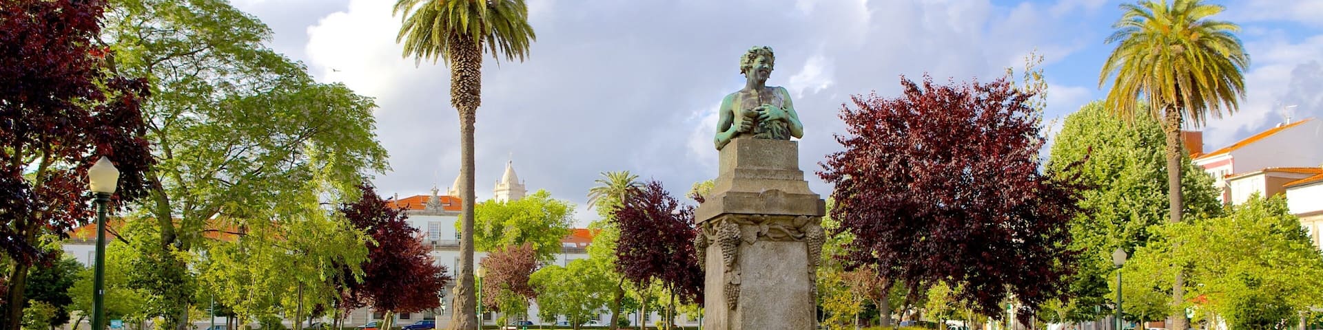 Praça da Republica mit einem Park und Statue oder Skulptur