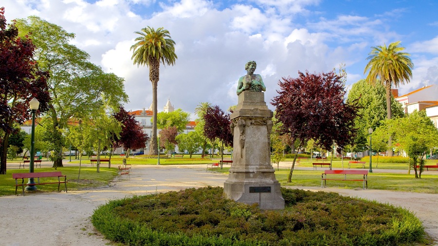 Praca da Republica showing a park and a statue or sculpture